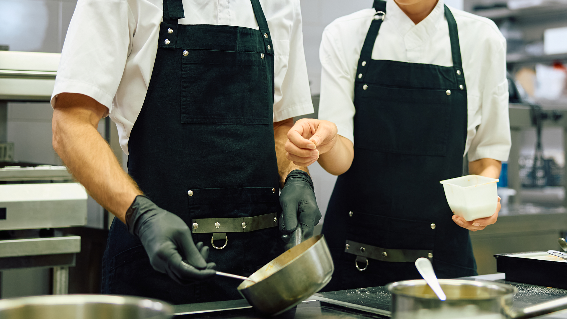¡Buscamos cocinero/a y ayudante de cocina!